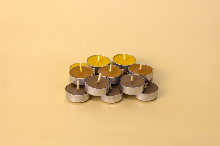 Inicio Velas de té de cera de abeja en cápsulas metálicas