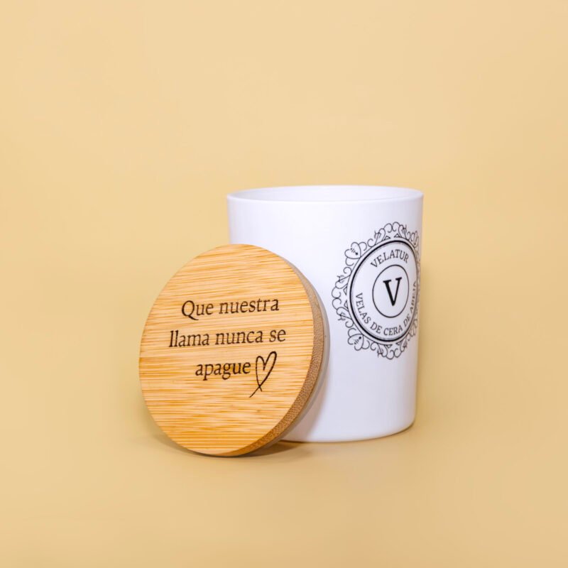 Inicio Vela de cera de abeja en vaso blanco con tapa de bambú personalizable
