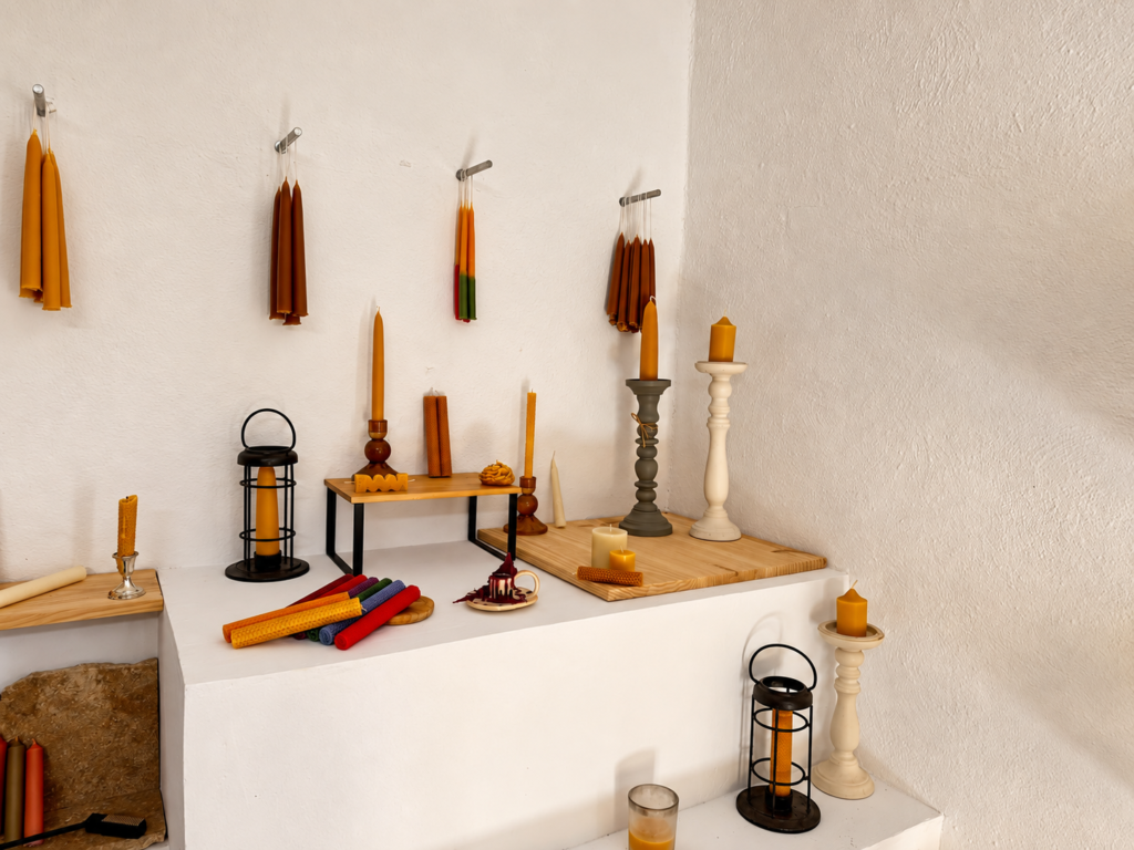 Inicio Velas de cera de abeja y faroles decorando la sala de la finca en Onda donde se hace el taller